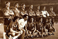 CLUB ATLÉTICO OSASUNA DE PAMPLONA - Pamplona, España - Temporada 1985-86 - Rípodas, Ibáñez, Lecumberri, Purroy, Castañeda, Biurrun y Lumbreras; Benito, Iriguíbel, Orejuela, Martín y Bustingorri - OSASUNA 2 (Rípodas y Martín), GLASGOW RANGERS 0 - 02/10/1985 - Copa de la UEFA, 1ª eliminatoria, partido de vuelta - Pamplona, estadio del Sadar - El Osasuna, que había perdido 1-0 en la ida, remonta la eliminatoria