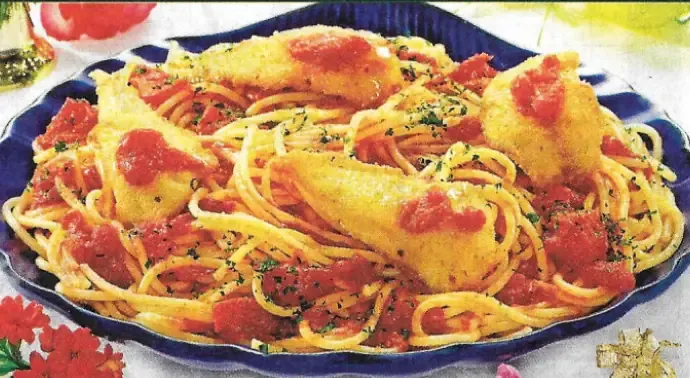 Spaghetti al sugo con branzino fritto