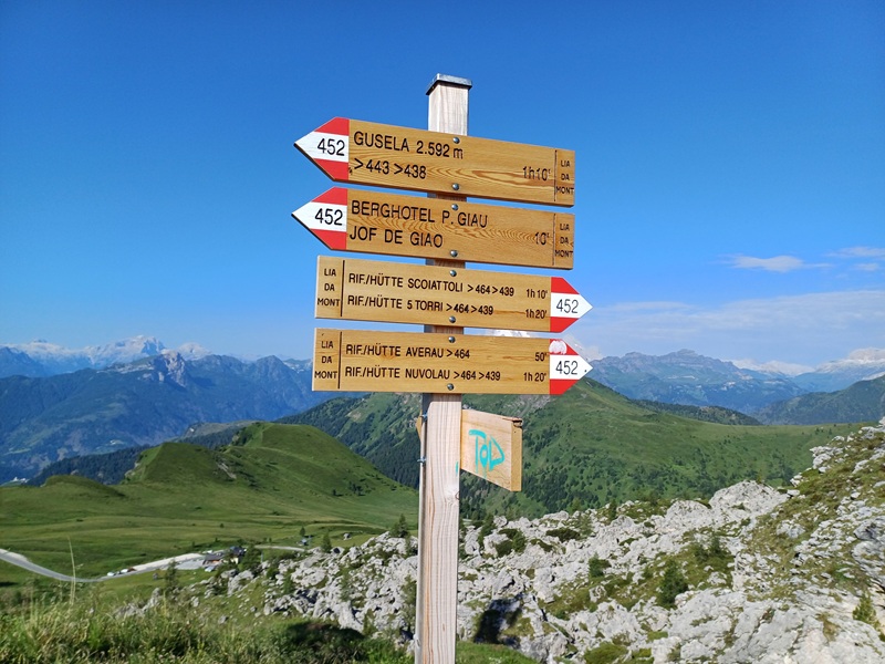 In marcia verso il Rifugio Averau da Passo Giau