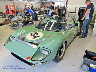 Mobil balap klasik Ford GT40 Roadster 1964