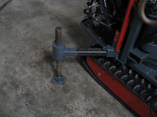 Manual leveling jack extended