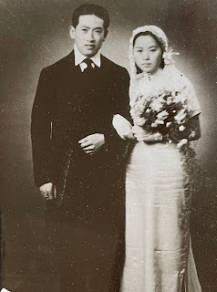 應該是劉伯伯和劉媽媽的結婚照，他們人生各階段都一直很好看。