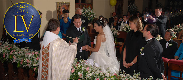 Novios hacen sus promesas de casamiento delante del sacerdote