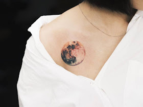 tatuaje luna llena hombro