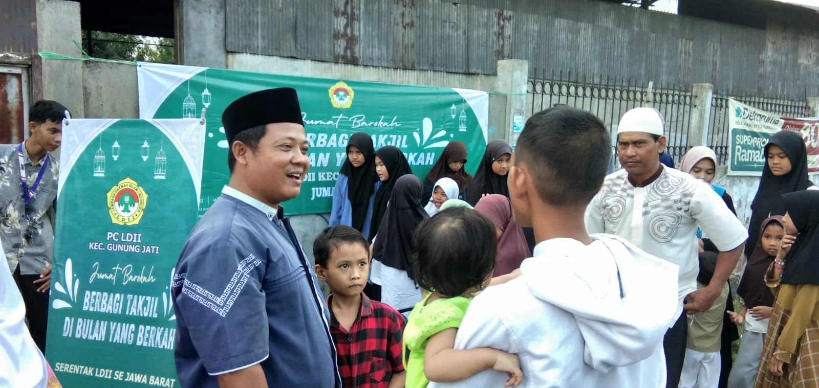 Remaja LDII Cirebon Peduli Masyarakat dengan Takjil Ramadhan