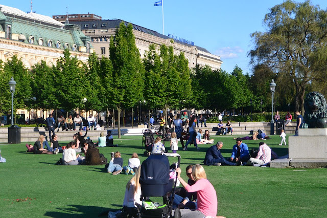 Mardi 9 juillet : le soleil fait sortir les habitants de Stockholm sur les pelouses du Kungstradgarden