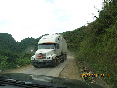 Xe Container phá đường