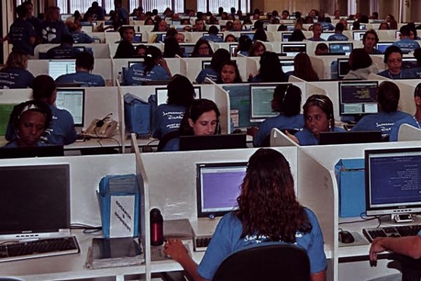 A ação está sendo apreciada pela 1ª Vara do Trabalho de Itabuna, onde fica a filial da empresa de telemarketing contratada pela empresa de telefonia. Além de pedir a correção imediata das práticas ilegais listadas, o MPT pede que as empresas sejam condenadas a pagar indenização de R$ 20 milhões. O pedido de liminar feito pelo órgão para obrigar a empresa a corrigir as ilegalidades no ambiente de trabalho ainda não foi apreciado pela Justiça, apesar de ter sido ajuizada em julho do ano passado.