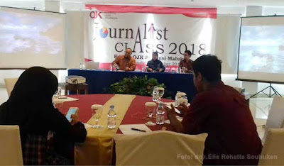 Ambon, Malukupost.com - Otoritas Jasa Keuangan (OJK) Provinsi Maluku menggelar kegiatan 'Journalist Class' yang berlangsung di The Natsepa Resort dan Conference Center, desa Suli, Kabupaten Maluku Tengah, Jumat (23/11). Hadir dalam kegiatan itu puluhan jurnalis dari sejumlah media massa baik cetak, elektronik maupun online, di Ambon. Kepala Otoritas Jasa Keuangan Provinsi Maluku Bambang Hermanto pada pembukaan mengatakan, kegiatan itu dilakukan dalam rangka membangun sinergitas antara OJK dengan media massa di daerah ini.