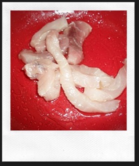 Pesce spada tagliato a strisce