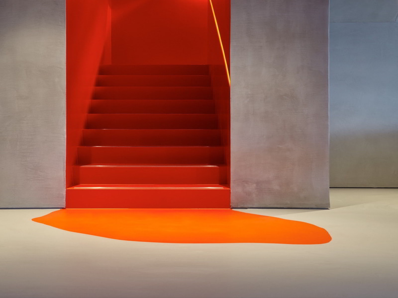 Hãy để màu sắc yêu thích của bạn tràn từ cầu thang ra sàn lối vào để tạo hiệu ứng nghệ thuật.