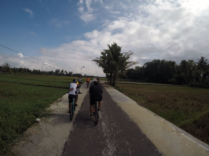 Jalanan berganti aspal di pematang sawah