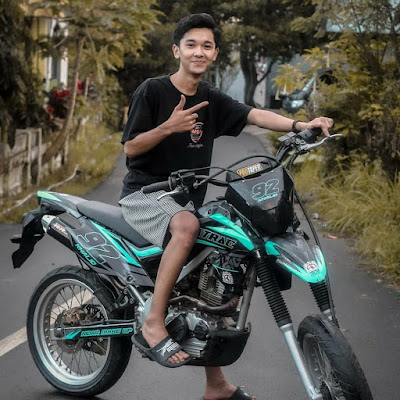 foto cogan halu naik motor blogkaimasa