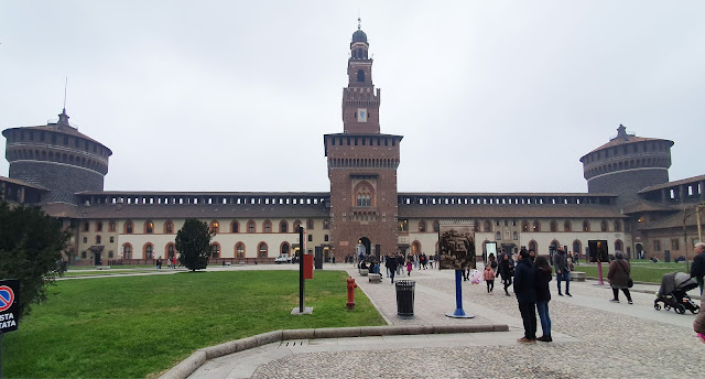 Photo 5/16 - Le chateau des Sforza est une ...