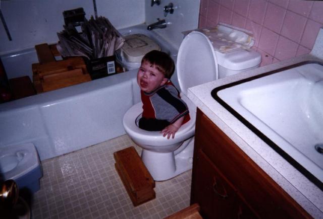 wallpaper funny-picture-photo-child-toilet-massdistraction-pic