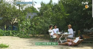 lee sun kyun falls from broken chair variety show korea our little summer vacation