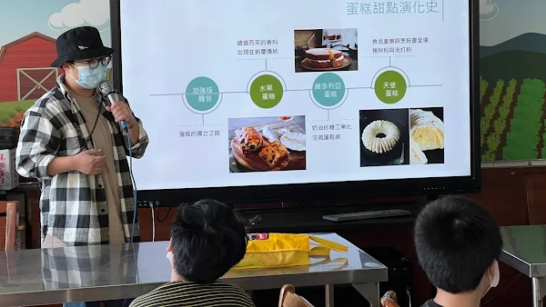 ▲鹿樂平台志工李奇芳老師為小朋友講解世界各國的蛋糕發展過程，還有影響飲食文化的因素。（記者林明佑翻攝）