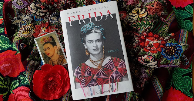 Buch Frida von Maren Gottschalk liegt auf bestickten Stoffen aus Mexiko