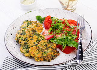 Pakoras de guisantes con ensalada