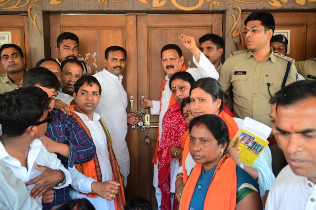 नेता प्रतिपक्ष हितानंद के नेतृत्व में भाजपाइयों ने निगम के मुख्य द्वार पर लगाया ताला, पुलिस से हुई झूमाझटकी।