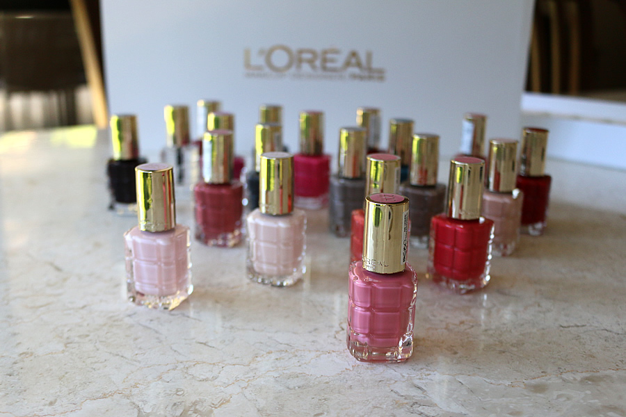 Makeup and Macaroons: L'Oreal Color Riche Nail Polish in #857 Chantilly Lace