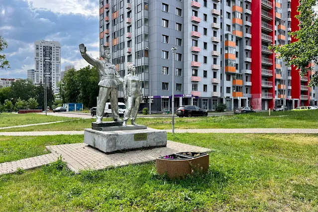 Бескудниковский бульвар, скульптура «Покорители высоты» (памятник «Строителям») (установлена в 1967 году)