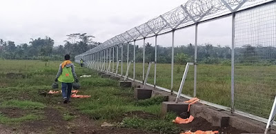 pemasangan kawat duri bandara