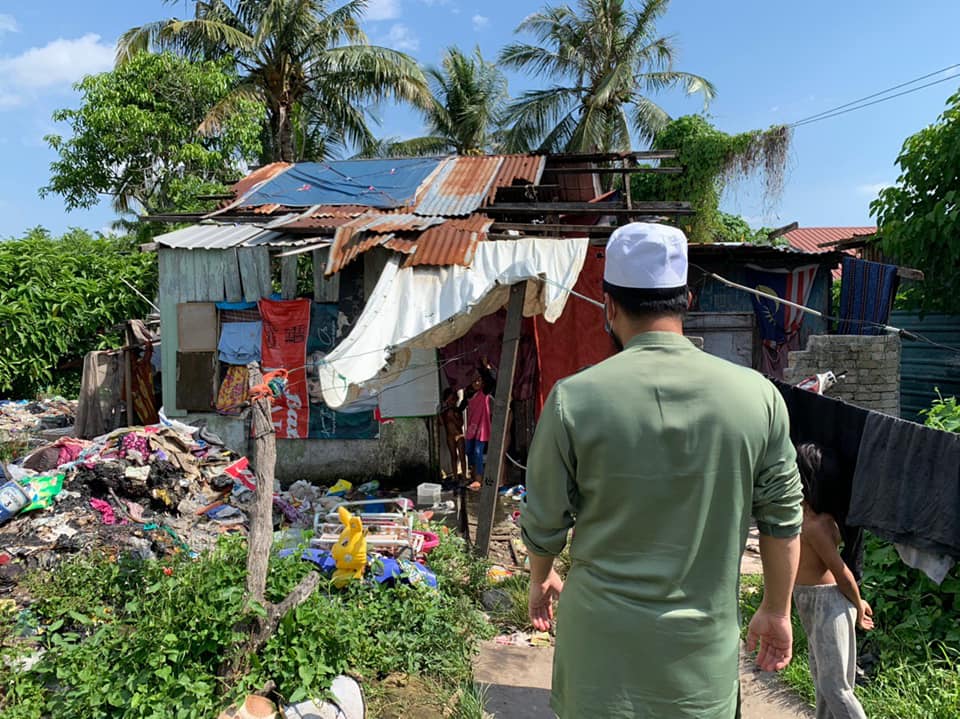 Berbelas anak  anak  duduk  dengan atok strok Maafkan diriku 