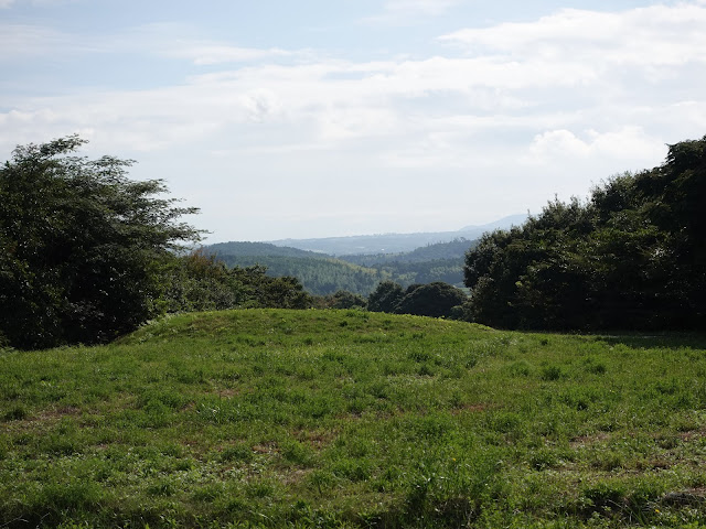 むきばんだ史跡公園の遺構展示館の裏の道からの風景