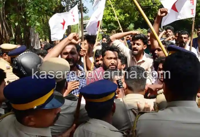 Madhur News, DYFI, Malayalam News, Politics, Political News, DYFI held march to Madhur Panchayat office.