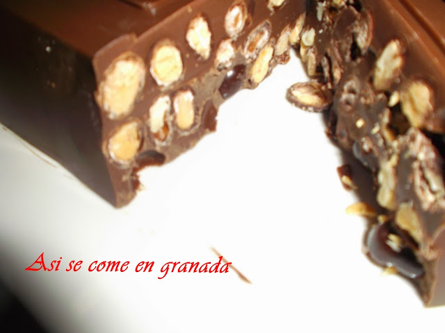 Turrón de chocolate con cacahuetes