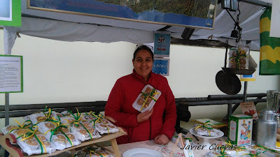 Ana María Arribas en su stand de "Allandesitas". Pola de Allande. Grupo Ultramar Acuarelistas