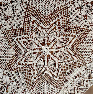 Sweet Nothings Crochet free crochet pattern blog, free crochet pattern for a table cover, photo detail of the centre  of the table cover