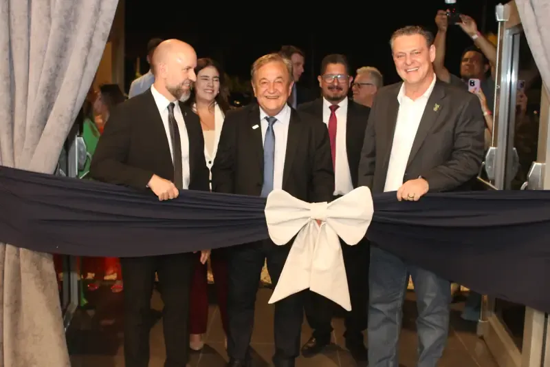 Da esquerda para a direita: presidente da Associação Brasileira da Indústria de Café (ABIC), Pavel Cardoso; chefe-geral da Embrapa Café, Antonio Fernando Guerra; e ministro da Agricultura, Carlos Fávaro. Logo atrás, o chefe-adjunto de Pesquisa e Desenvolvimento da Embrapa Café, Omar Rocha