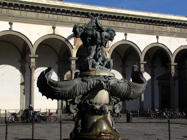 Fontana con mostri marini di Pietro Tacca, piazza Santissima Annunziata, Firenze