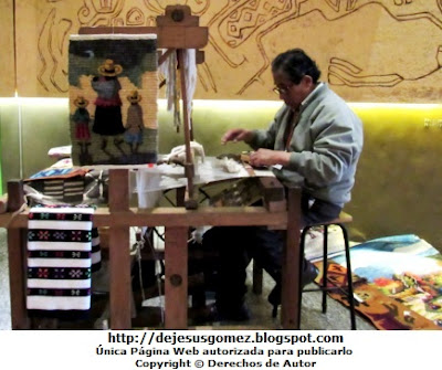 Foto de persona hilando en el Museo Nacional de Arqueología, Antropología e Historia del Perú por Jesus Gómez