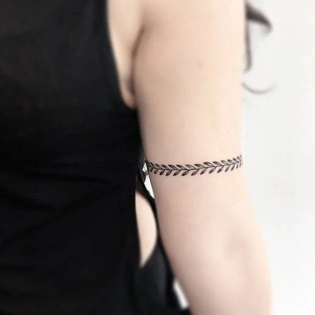 38 ideias para braçadeiras de tatuagens femininas