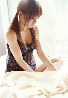 Asami Konno Japanese Cutie Singer Playing On Bed Photo 4