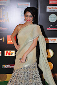 janani iyer glamorous in saree-thumbnail-24