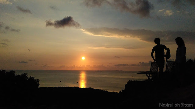 Bersantai menikmati senja dari atas bukit