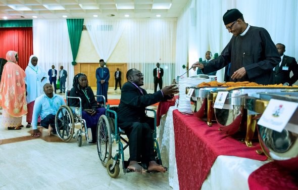 EXTRA: Buhari ends Ramadan feasts by personally serving food to IDPs, hairdressers