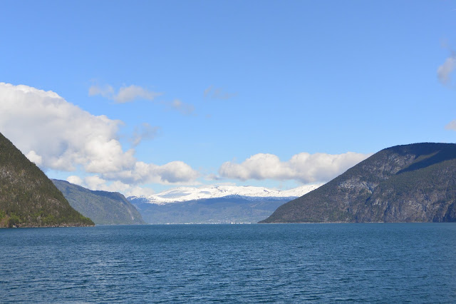 Norvège Naeroyfjord un bras du Sognefjord callsé au patrimoine de l'humanité par L'Unesco : Gudvangen dans le lointain