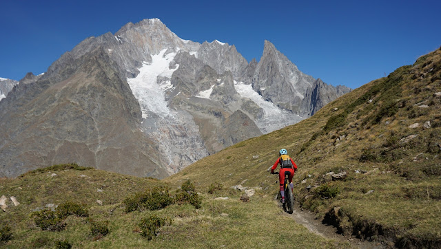 vttae sur le tour du Mont-Blanc, commun à la traversée Courmayeur-Chamonix à vtt