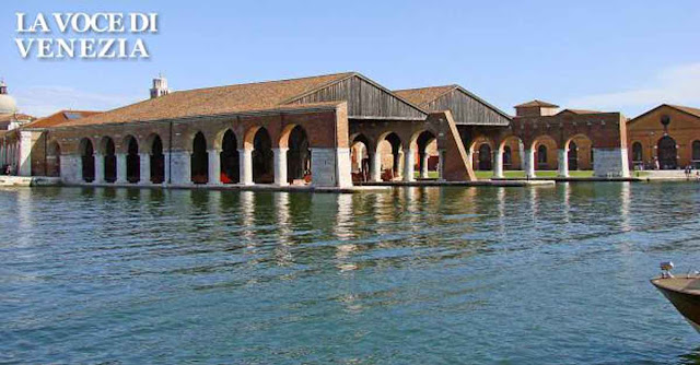 La darsena dell'Arsenale di Venezia, sede ideale per il ''barch-in'', ovvero il cinema in barca