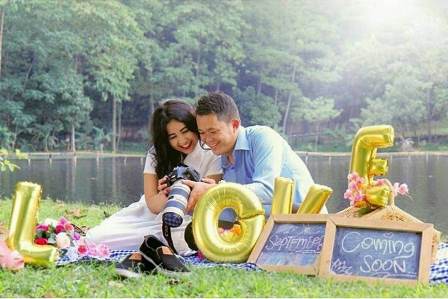 Tema tren photo prewedding pose kasual