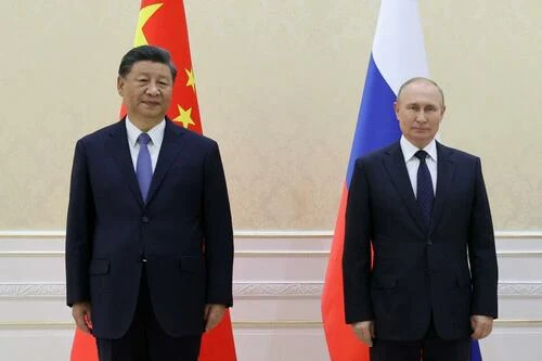 Chinese leader Xi Jinping (L) and Russian President Vladimir Putin (R) pose during their meeting in Samarkand, Uzbekistan, on Sept. 15, 2022.