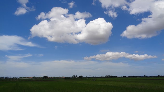 Foto Landscape Langit Biru dan Awan Putih