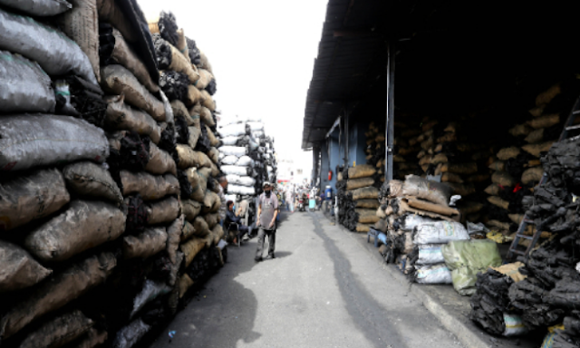 taroudant press - الدار البيضاء : سوق الفحم الخشبي يعرف انتعاشا كبيرا مع اقتراب عيد الأضحى  - جريدة تارودانت بريس