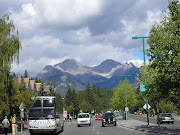 Banff é um local de férias do premier Montanhas Rochosas canadenses, . (banff avenue sulphur mountain)