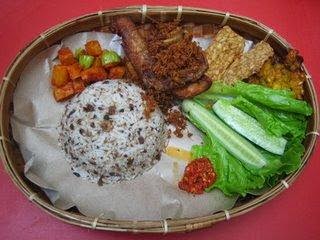 http://coretanmahasiswa19.blogspot.com/2014/04/nasi-tutug-oncom.html